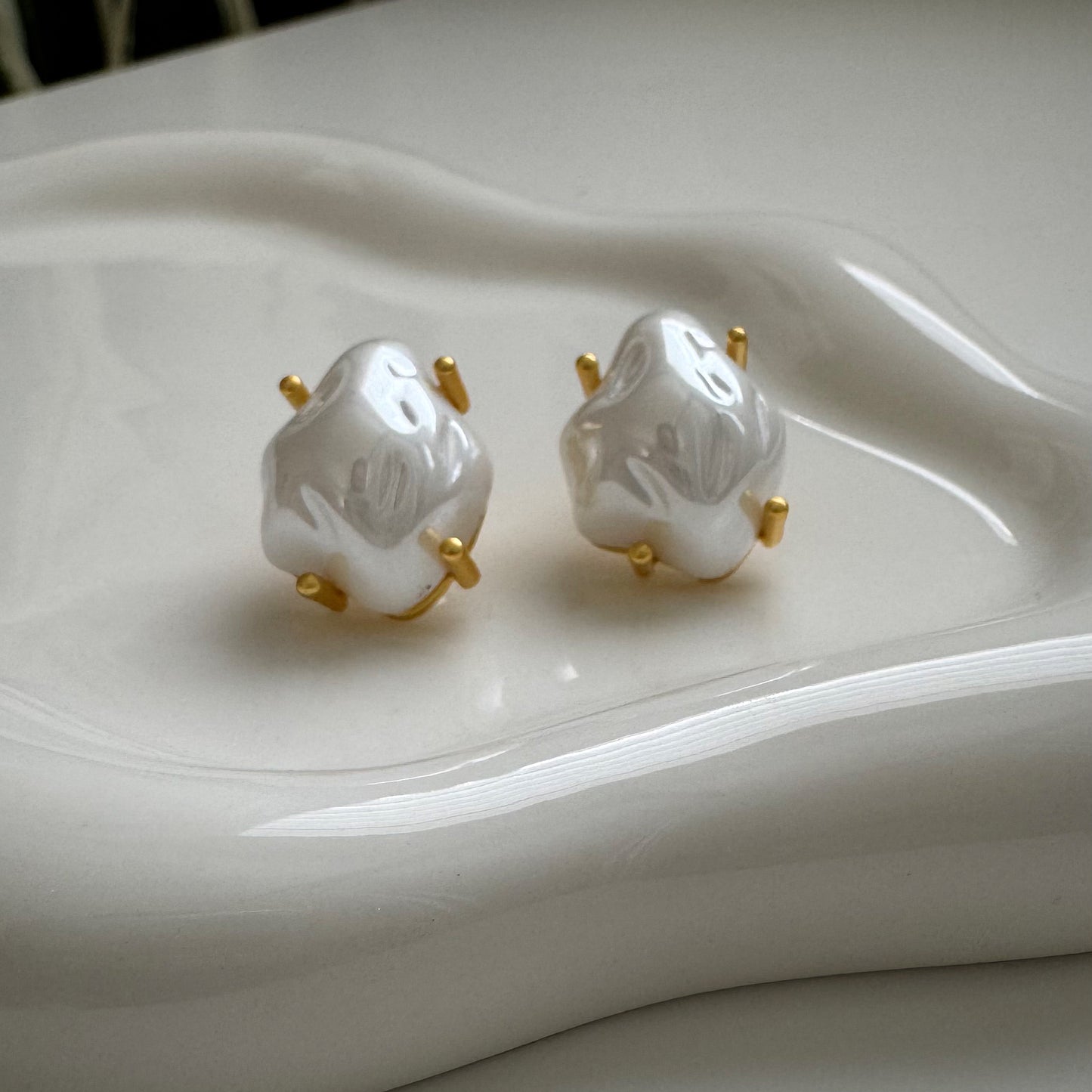 la perla stud earrings