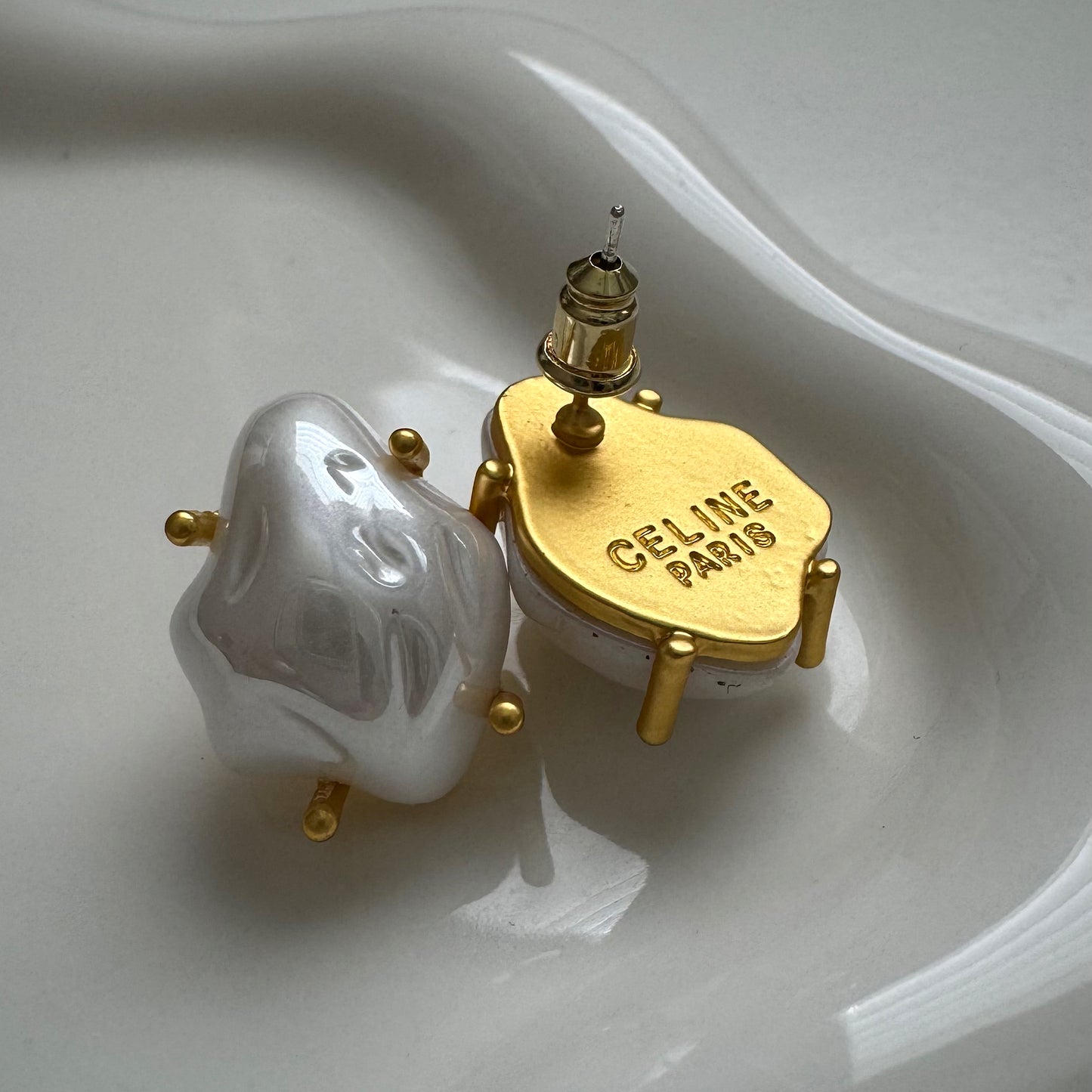 la perla stud earrings