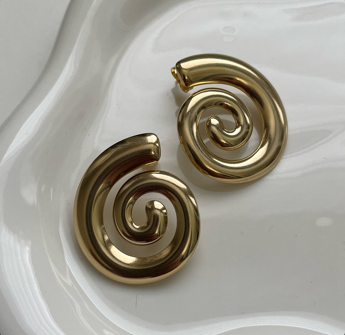 swirl studs