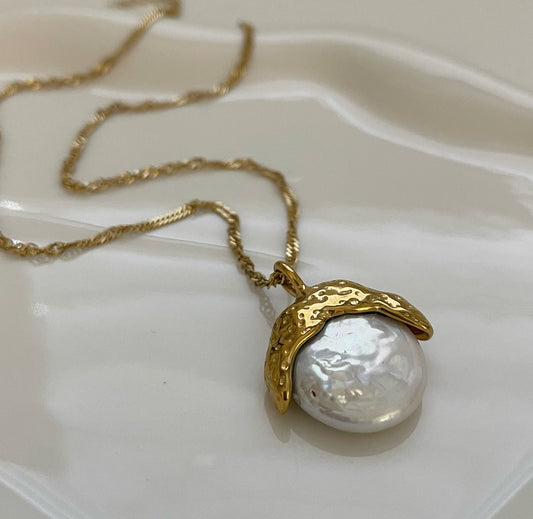 perla golden necklace