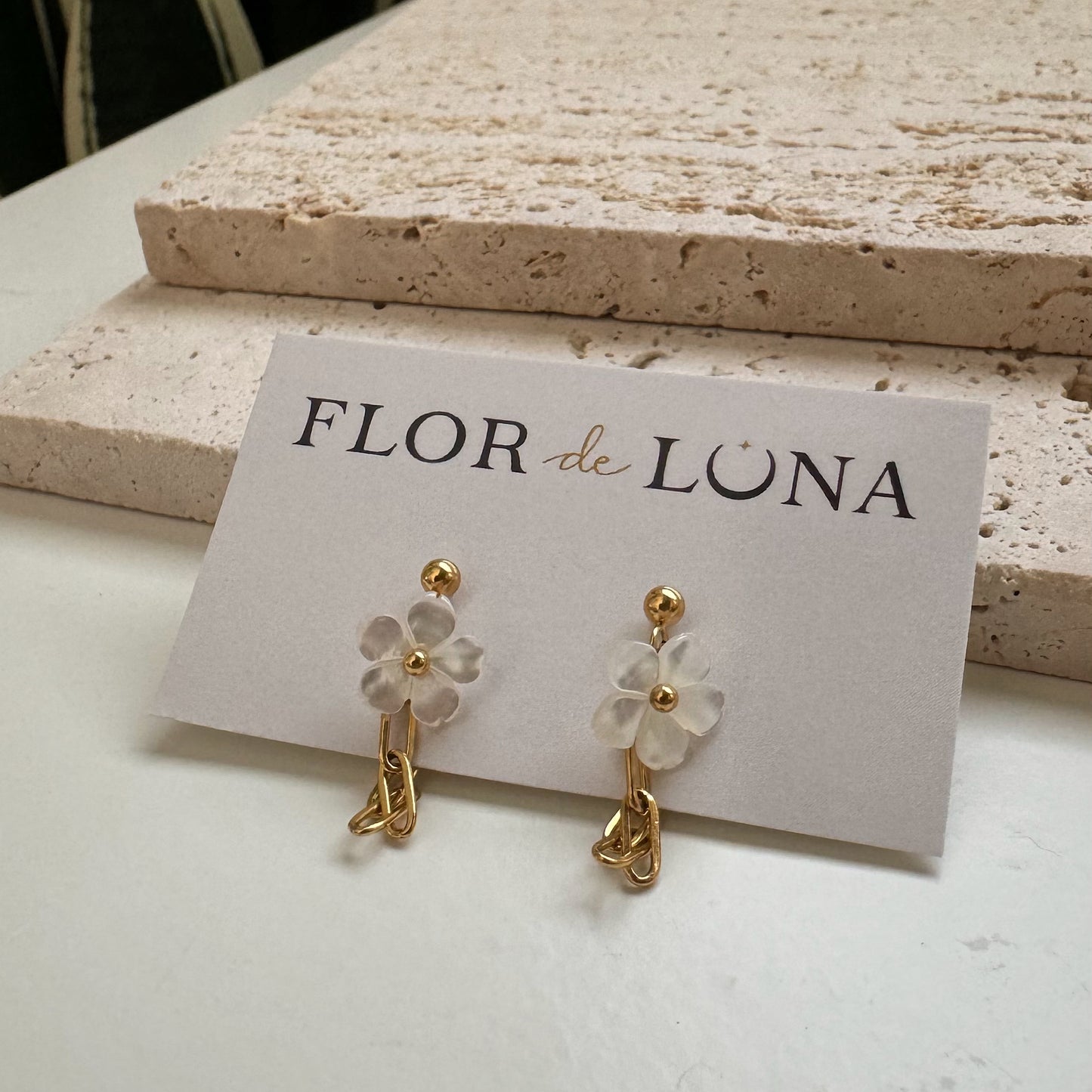 florecita chained earring